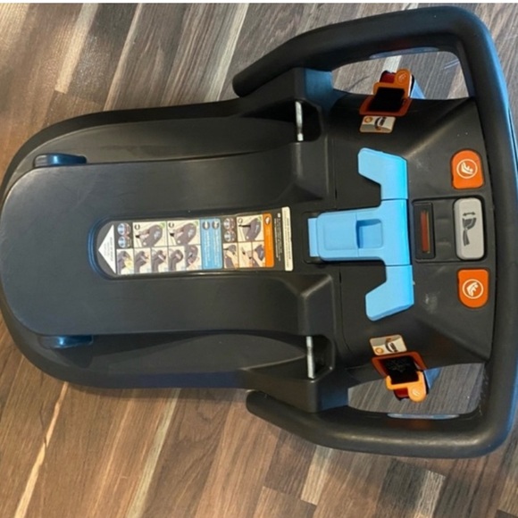 Uppababy Other - UPPAbaby Mesa Infant Car Seat in Black and Gray
